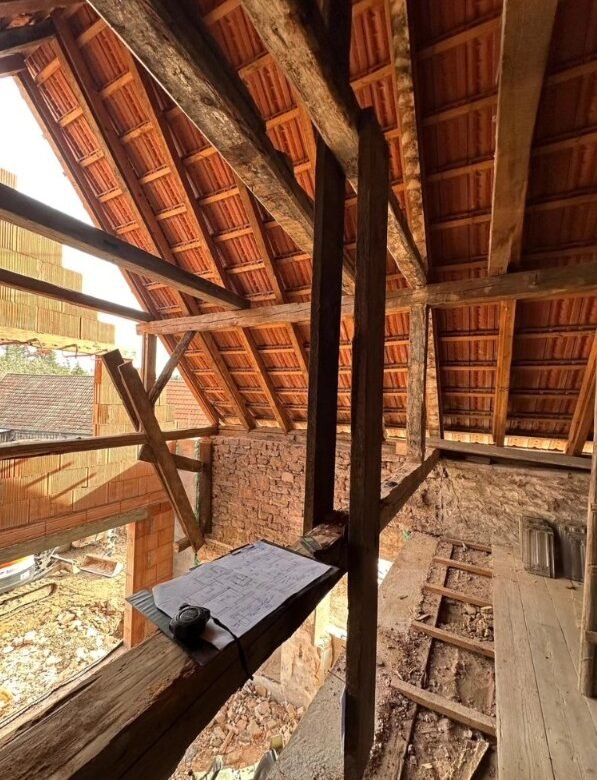 Inspection et diagnostic structurel d'une charpente bois traditionnelle sous toiture en tuiles à Haguenau