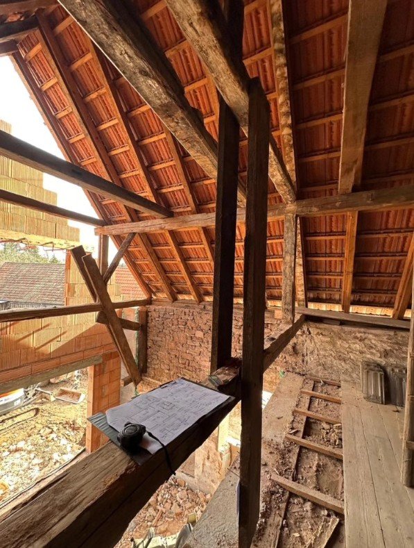 Inspection et diagnostic structurel d'une charpente bois traditionnelle sous toiture en tuiles à Haguenau