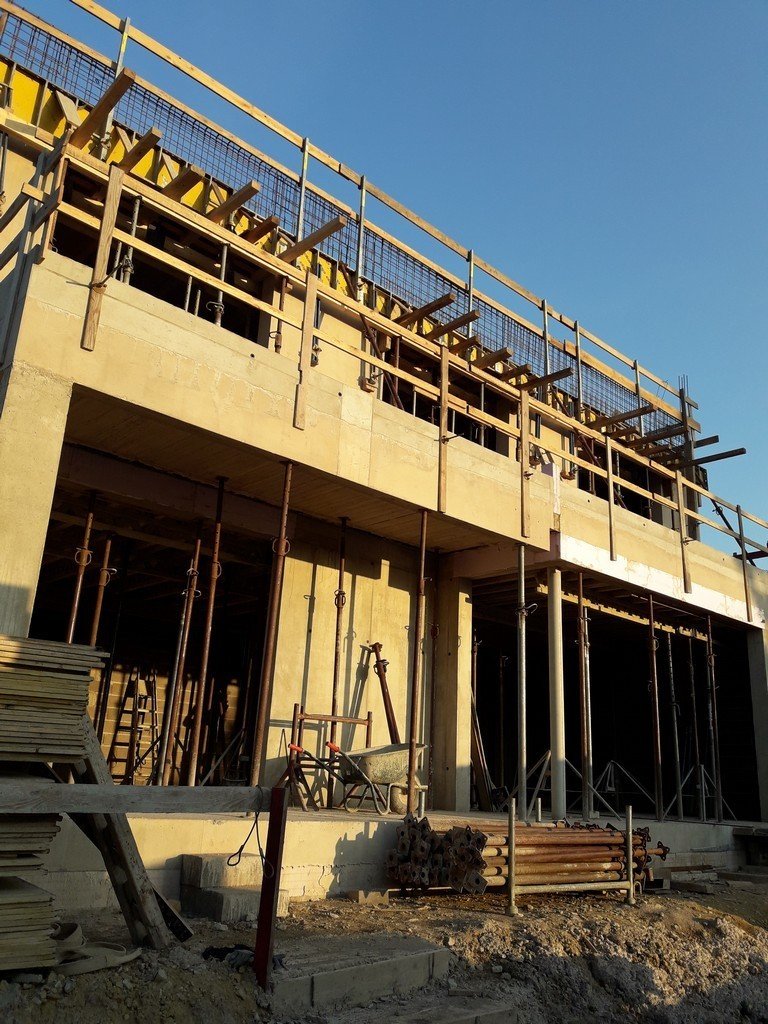 Construction d'une extension de bâtiment en béton armé avec coffrage et étaiement de plancher supérieur