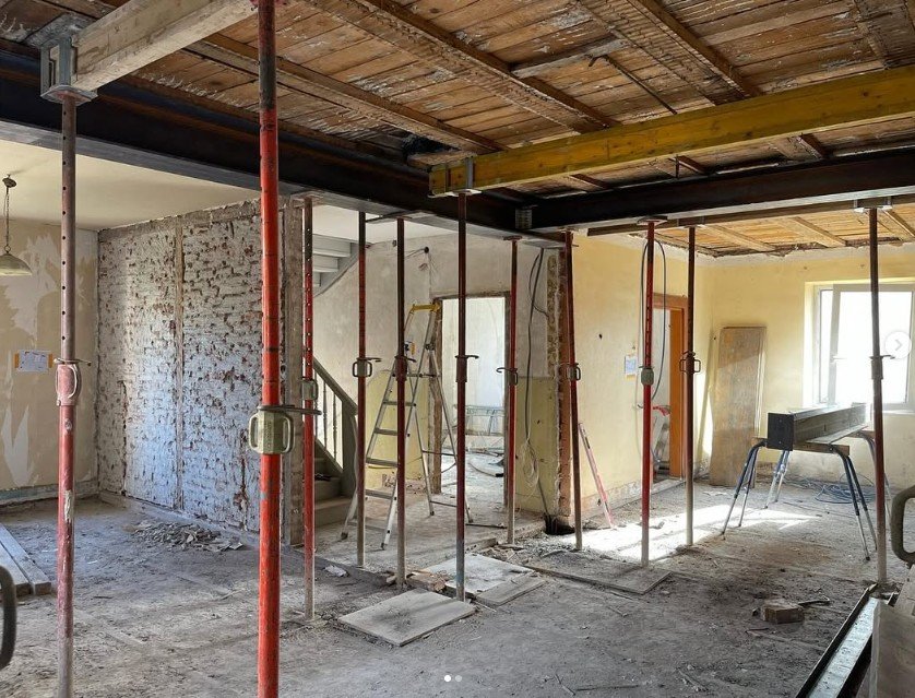 Étaiement d'un plancher bois pendant la pose de poutres métalliques