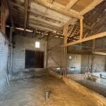 Inspection de structure et solivage en bois dans une grange ancienne à La Wantzenau