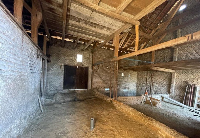 Inspection de structure et solivage en bois dans une grange ancienne à La Wantzenau