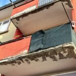 Balcon avec armature apparentes