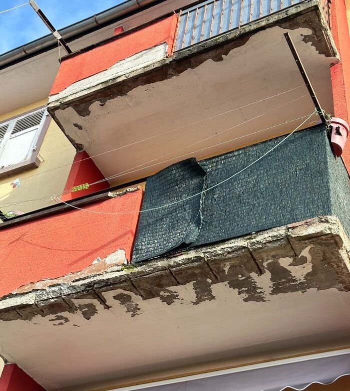 Balcon avec armature apparentes