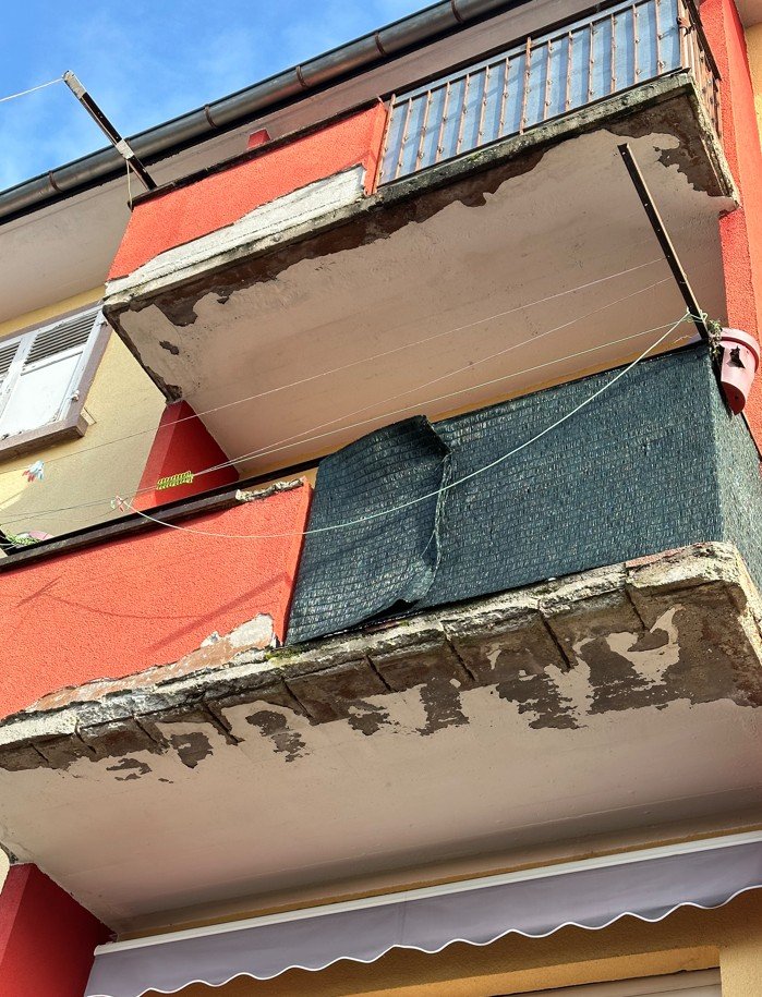 Balcon avec armature apparentes