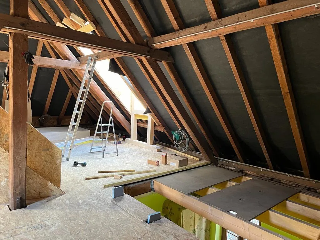 Entrait de charpente traditionnelle portant le plancher de combles en cours d'aménagement