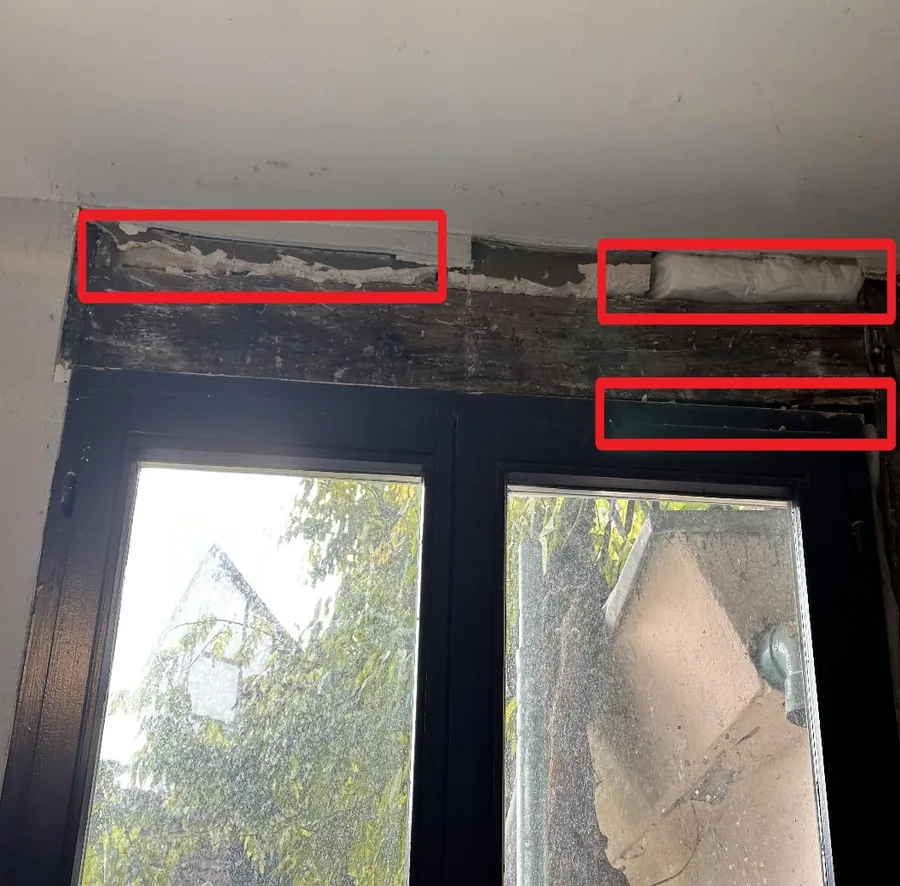 Déformation d'une poutre de pan de bois au-dessus d'une fenêtre après infiltration d'eau