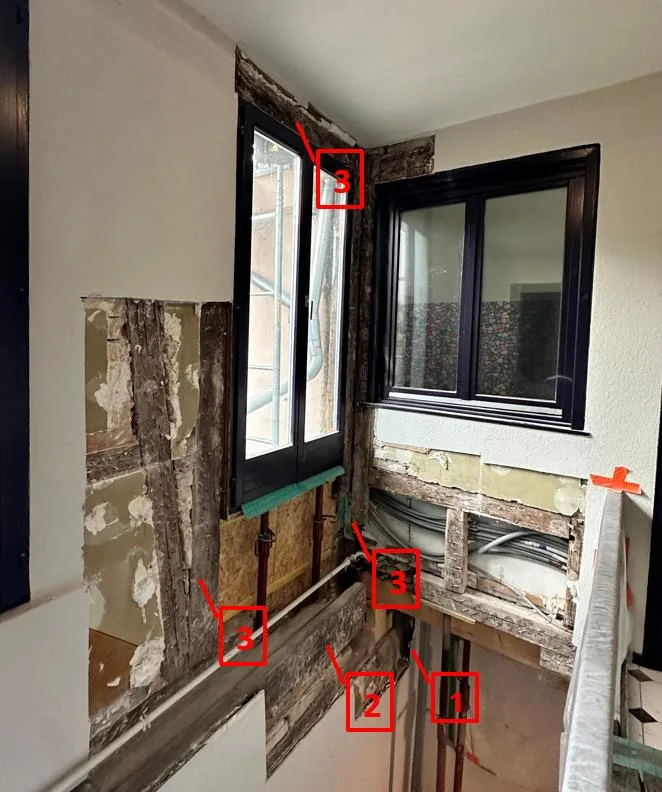 Étapes numérotées du renforcement d'un pan de bois côté façade dans une cage d'escalier
