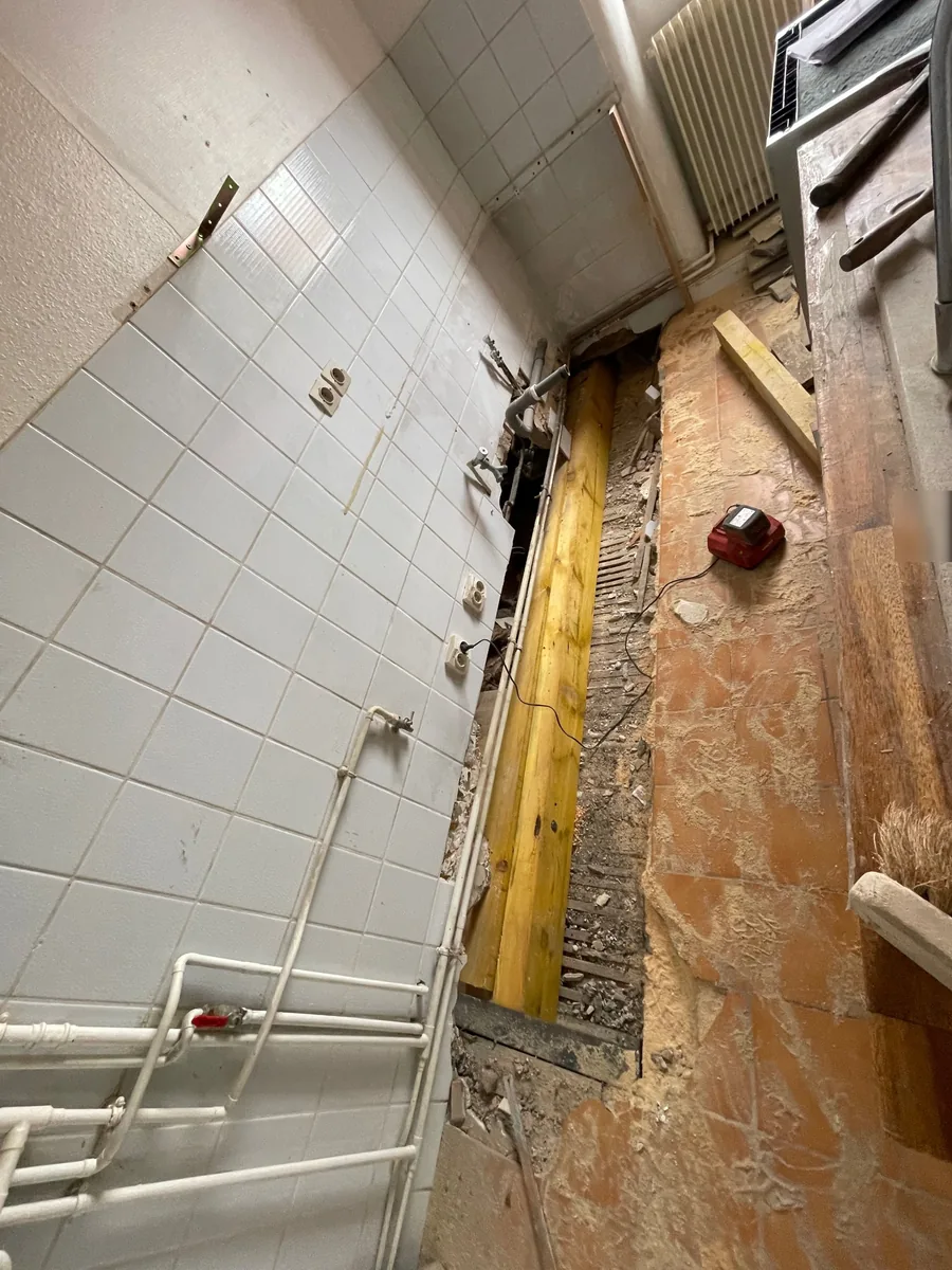 Nouvelle poutre bois en deux pièces posée le long d'une cloison de salle de bain