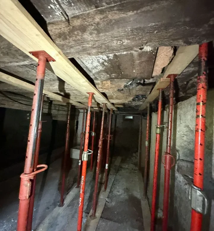 plancher-bois-brule-etaye-sous-sol