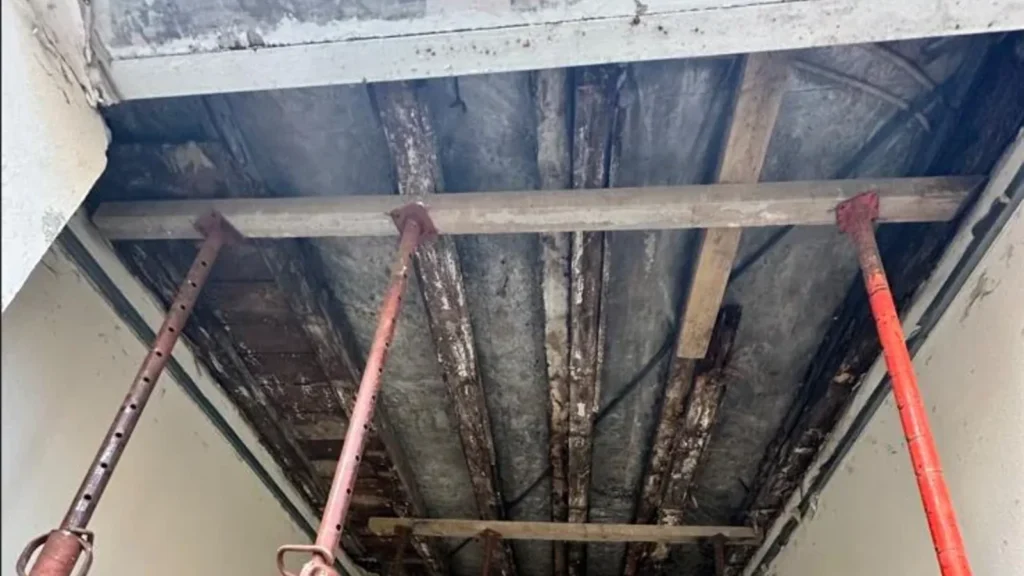 Plancher bois étayé par des étais métalliques dans un immeuble ancien