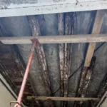 Plancher bois étayé par des étais métalliques dans un immeuble ancien