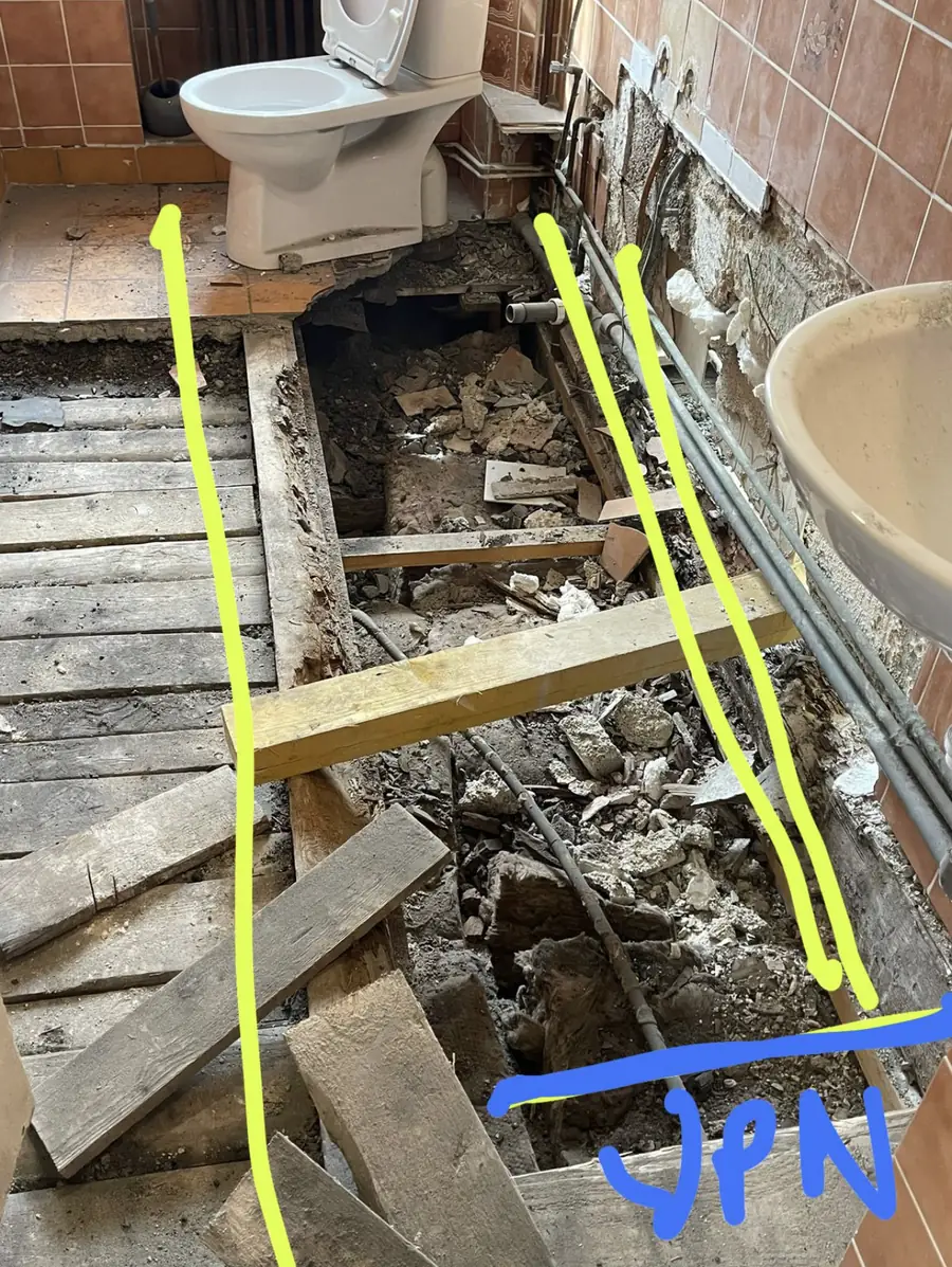 Repérage des poutres d'un plancher bois de salle de bain sur photo annotée