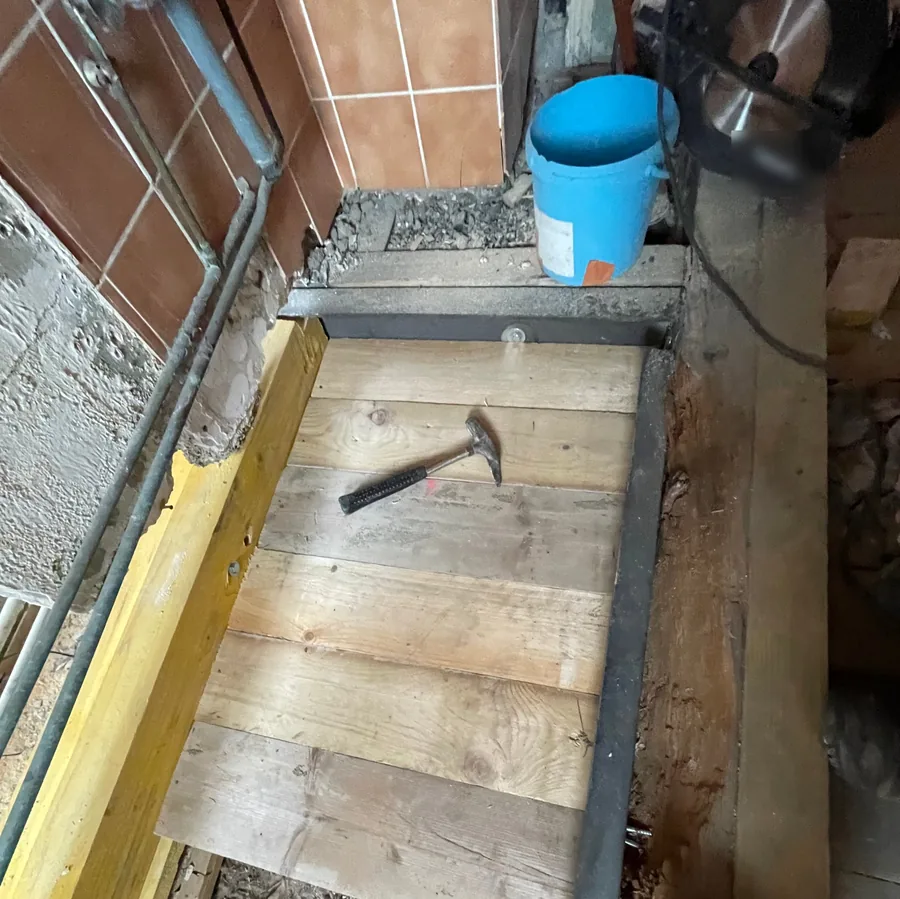 Platelage bois neuf posé dans un cadre métallique boulonné au niveau du plancher