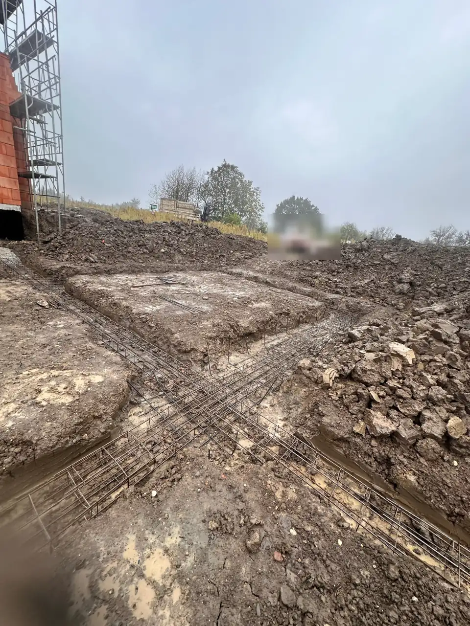 Fondations de maison : cages d'armatures des semelles filantes posées dans les tranchées avant le coulage du béton